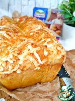 Домашний хлеб с соусом песто и сыром
