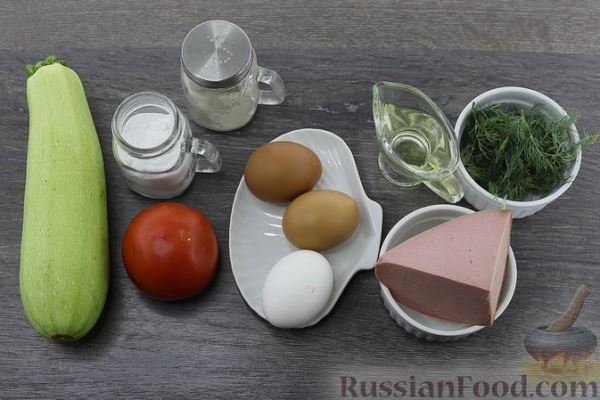 Яичница-болтунья в кабачке, с колбасой и помидором