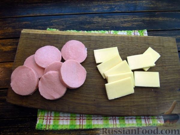Картофельные котлеты с колбасой и сыром