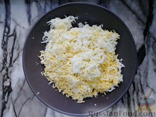 Рулет из плавленого сыра с яйцами и колбасой