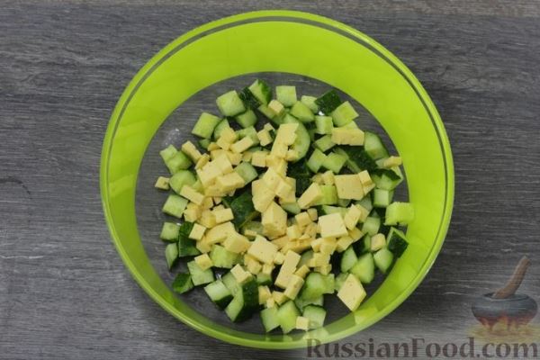 Салат из фасоли с огурцами, сыром и сухариками
