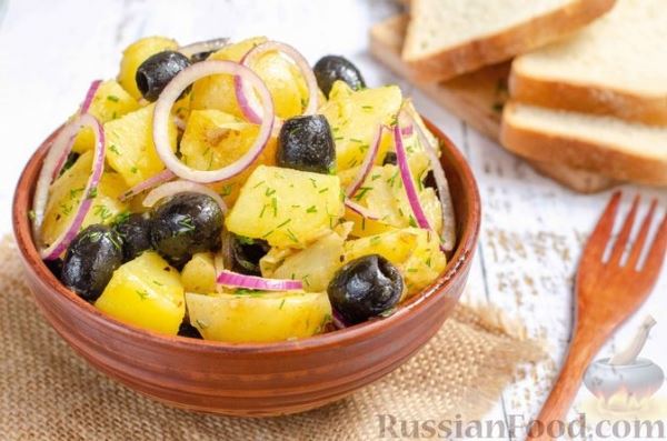 Салат из молодого картофеля с маслинами и луком