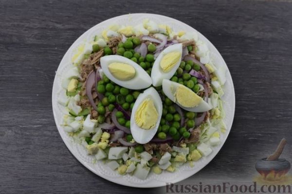Салат из молодой капусты с тунцом, зелёным горошком и яйцами