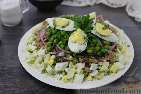 Салат из молодой капусты с тунцом, зелёным горошком и яйцами