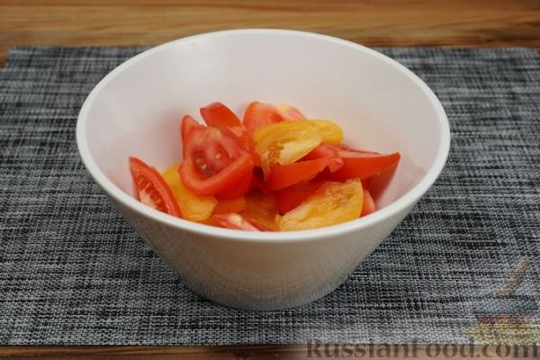 Салат из помидоров и огурцов с соусом айоли