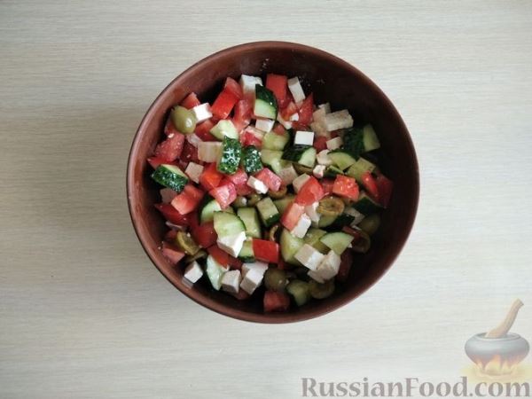 Салат из помидоров с огурцами, брынзой и оливками