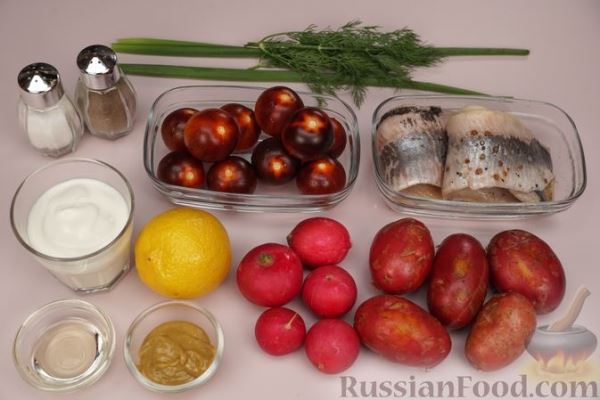 Салат с селёдкой, картошкой, редисом и помидорами