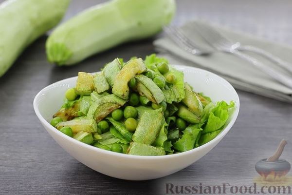 Салат с жареными кабачками, зелёным горошком и зеленью