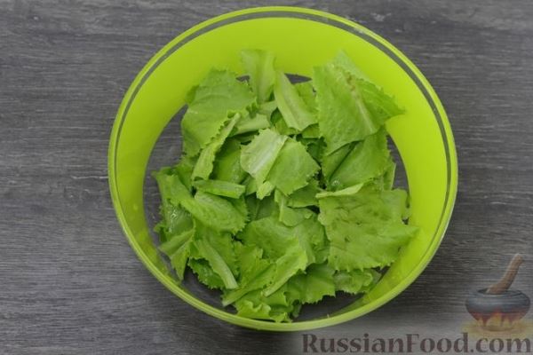Салат с жареными кабачками, зелёным горошком и зеленью