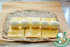 Мясной рулет с яйцом и сыром