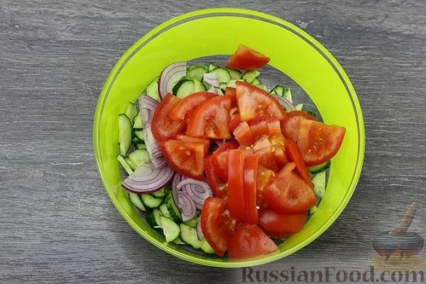 Салат из огурцов с помидорами, кукурузой и брынзой