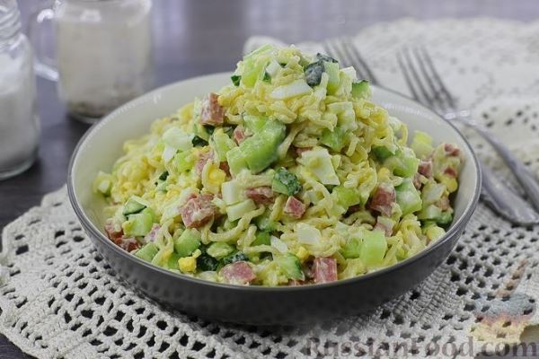 Салат с колбасой, вермишелью быстрого приготовления, огурцами и яйцами