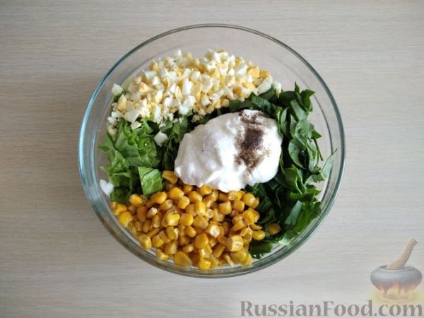 Салат с кукурузой, яйцами и зеленью