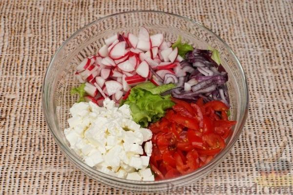 Салат с редиской, помидорами, сыром фета и сухариками