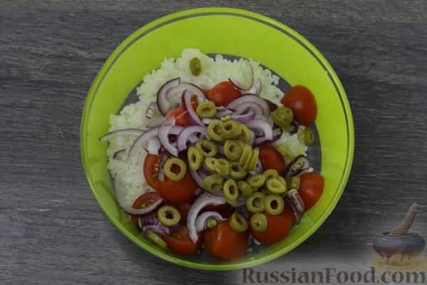 Салат с тунцом, рисом и помидорами черри